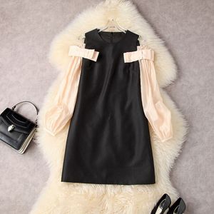 Zomer lange mouw ronde nek zwarte mini jurk contrast kleur uit schouderpaneel boog elegante korte casual jurken 22A194021