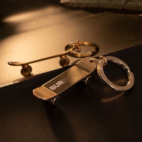 Summer Luxury Berry Brand Skateboard Designer Key Rings Keychains Hombres para mujer Keychain Handmaded 18k Gold Metal 2024 Nuevos accesorios de anillo de llave