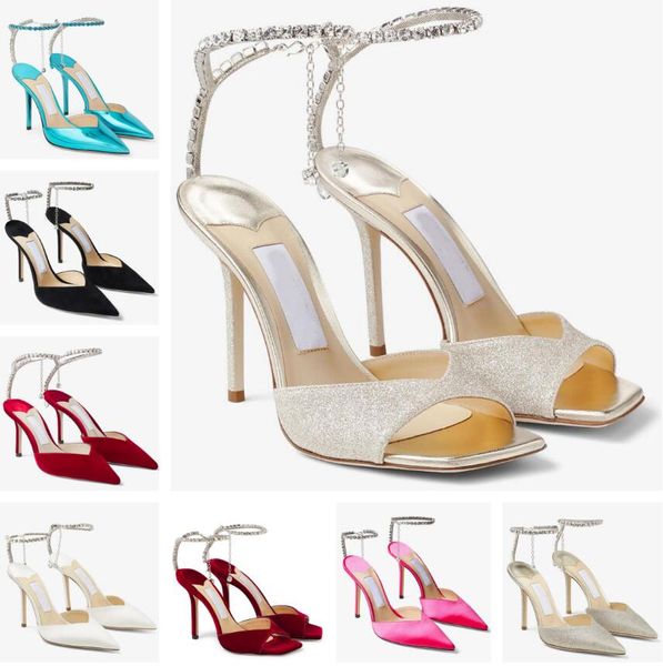 Marca de lujo de verano Saeda Sandalias Zapatos con cadena de cristal Tacones de aguja Rojo Blanco Dorado Vestido de novia Bombas Señora Elegante Gladiador Sandalias