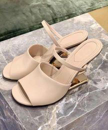 Marques de luxe d'été Premières sandales Chaussures Femmes Mules Nude Cuir de veau noir Slingbacks Talons en forme de F Robe de mariage Escarpins à bout pointu en métal doré EU35-43