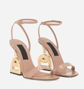 Marques de luxe d'été sandales en cuir verni chaussures talon pop plaqué or carbone nude noir rouge pompes gladiateur talon haut