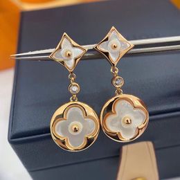 Boucles d'oreilles de créateur de charme de luxe d'été Mère des boucles d'oreilles créatrices pour femmes fleur mignon boucles d'oreille sucrée 2 couleurs douteuses de créateur de pendants personnalisés cadeau de bijoux