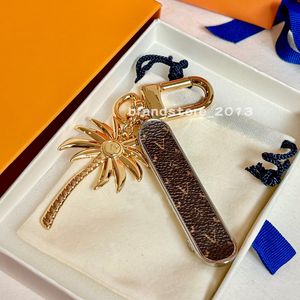 Zomer luxe ontwerper Keychains heren- en damesauto skateboard Keychains Handgemaakte lederen sleutelhangers kokosbomen 2024 Nieuwe hangersaccessoires