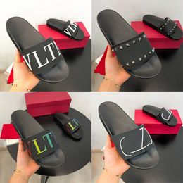 Chaussure de luxe d'été Slide Sandal Vlogo homme plage Flip Flop rivet pantoufles d'extérieur pour femme talon plat Slip femmes sandales décontractées chaussures talon plat curseurs en caoutchouc