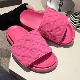 Zomer luxe designer dames dikke zool slippers outdoor mode strand sandalen reliëf print huis dames schoenen 240510
