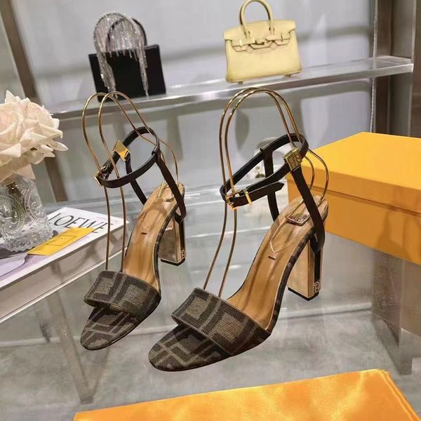 Luxury d'été célèbre concepteur féminin pour femmes sandales à talons dorés talons hauts chaussures décontractées à talon épais sandales de veau de veau féminin EU35-41 Sandales carrées