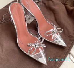 Verano de lujo Rosie Sling Sandalias Zapatos Mujer Punta estrecha Slingback Charol Bombas Arcos Tacones altos con incrustaciones de cristal Fiesta Boda