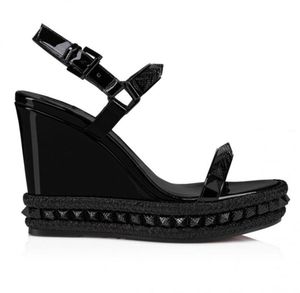 Zomer luxe sandaal voor vrouwen spikes schoenen Pyraclou 110mm wiggen hakken Espadrilles zwart Lakleer wedge Studded sandalen 35-43