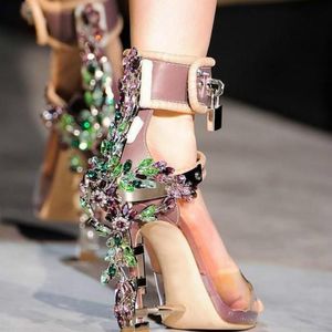 Été De Luxe Étrange Talon Cristal Designer Chaussures Femme PVC Sandales À Talons Hauts 2017 Cadenas Cheville Sangle Strass Sandales