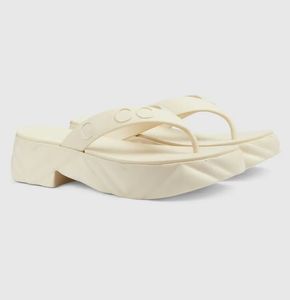 Été luxe femmes string plate-forme sandales chaussures femmes large bande diapositives appartements rétro-inspiré sangle en relief dame Sandalias marque élégante marche sans lacet pantoufles