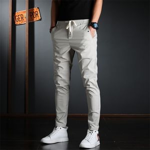 Zomer mannen elastische taille casual broek koreaanse straatkleding lichtgewicht katoen grijs slim fit broek 220325