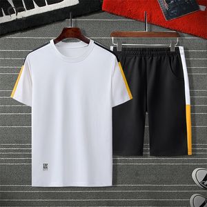 Été Hommes Set Sportswear Mode 2020 Vêtements pour hommes Noir Blanc T-shirts Shorts Casual Survêtements Mâle Survêtement Plus Taille LJ201123
