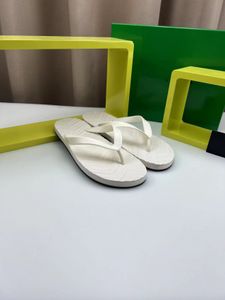 Zomermannen glijden op glijbanen paardenbit flip platte sandalen slippers flats