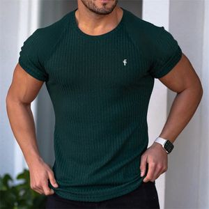 Summer Men T-shirt Sport Casual snel drogen ademende elastische ronde nek bodem shirt verticale streep printen t-shirt 240306