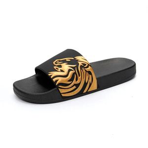 Zomermannen dragen niet -slip reliëf trend oneword slippers European en American Street Fashion Comfortabele strand 240417