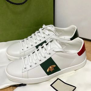 Verano Hombres Mujeres Diseñador Zapatos casuales Clásico Abeja Zapato de rayas blancas Lona Empalme Zapatillas Animal Bordado Moda Entrenadores Tamaño 35-46