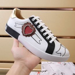 Été Hommes Classique À Lacets Chaussures De Sport Designer De Mode Brodé Amour Conseil Chaussures Hommes Petites Chaussures Blanches Marcheurs En Plein Air Casual Chaussures De Sport