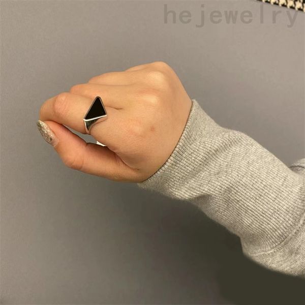 Les anneaux pour hommes d'été pour les femmes finissent le triangle en acier inoxydable ouvrant des lettres de bague simple de la rue Party Street Mariage émaillé Ring moderne Promise ZB040 B4