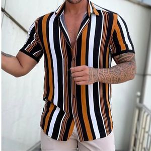 Summer Mens Shirt Fashion Striped Imprimé Blouse à manches courtes Boulie du collier Collier Vêtements décontractés surdimensionnés 240409