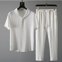Conjuntos de dos piezas de color sólido para hombre de verano Camisetas clásicas plisadas Pantalones casuales Camisas de moda Pantalones Traje deportivo 240219
