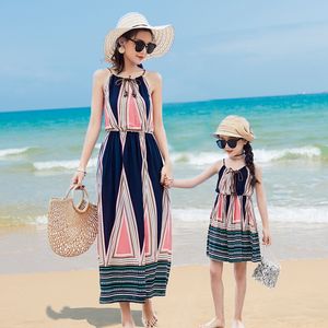 Summer Mother Daughter Beach Dress Floral Imprimé Coton Maman et moi vêtements bébé fille vêtements Famille Correspondant Tenues Vêtements LJ201111