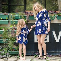 Zomer Moeder Daughter Familie Bijpassende Outfits One Shoulder Printed Ruffle Jurk Party Wedding Mama en Me Kleding