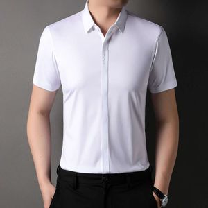 Zomer Nieuwe 2024 Herenmode Mode in reliëf Dark Front Business Scarless Shirt Shirt Shirt voor mannen met korte mouwen