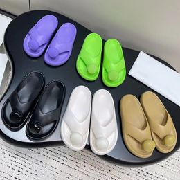 Zomer nieuwe aankomst pinch teen dames slippers runway ontwerper mooi model dikke zool buiten wandelen rubber platte causale strand slippers ontwerper muilezels