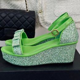 Été nouvelle arrivée femmes sandales à talons compensés concepteur de piste de haute qualité avec sangle à boucle en tissu à paillettes talon haut bling et doux nœud papillon décor sandales féminines