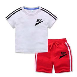 Conjunto de ropa estampada de marca para niños nuevos de verano, pantalones cortos de manga corta adecuados para bebés, ropa para niños pequeños adecuados para niños de 1 a 11 años