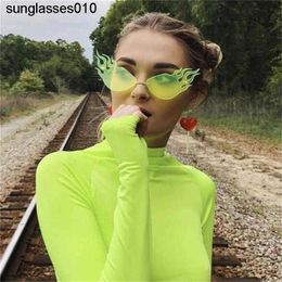 Été nouvelle mode triangle oeil de chat flamme lunettes de soleil mode féminine super cool grand cadre lunettes de soleil verres de bonbons transparents