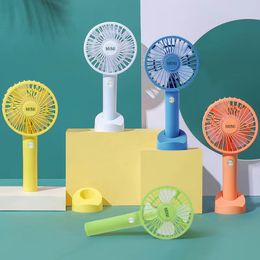 Zomer nieuwe handheld mini elektrische fans opladen USB draagbare cartoon desktop mobiele telefoon standaard fan groothandel