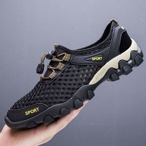 Chaussures nouvelles pour hommes Édition coréenne Breatchable Hollow Mesh Shoes Outdoor Sports Chaussures Polvalence Chaussures décontractées