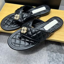 Zomer Nieuwe knelpunten Vlak schoenen Beroemde vrouwen Designer Luxe Geïmporteerde Superfijn Vezel Leather Gevotte schapenvacht Classic Pearl Buckle Leather Bottom Slippers