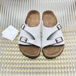 Summer New Style Sandals Designer de luxe Slider Couple Sandales Chaussons Chaussons avec cuir mat pour chaussures pour hommes et pantoufles pour femmes à porter en dehors de la plage