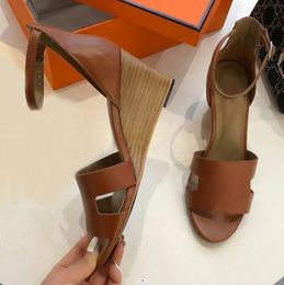 Sandales de nouvelles femmes en été avec un sac à talon en cuir en cuir en cuir en cuir en une ligne et un talon luxueux en cuir haut de gamme Matsutake EU35-42 avec boîte
