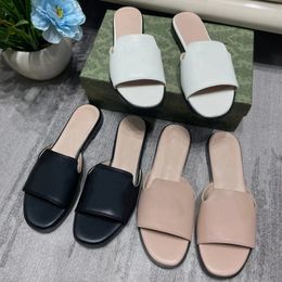 Summer Nuevas zapatillas para mujeres Flat Leisure Lettone Letter Diseño de botón de punta abierta Material de cuero Material de cuero cómodo