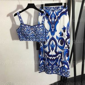 Traje de verano Diseñador Chaleco Conjunto de dos piezas Ropa de mujer Moda Camisola Camiseta sin mangas Celadon Estampado Azul Cintura alta Falda recta Faldas elegantes delgadas Trajes para mujer