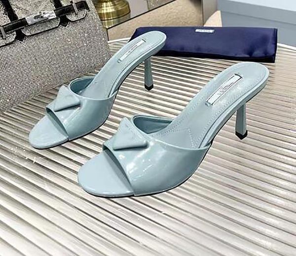 Sandalias de tacón de tacón de corte poco profundo de cuero de verano, medio trailer de diseñador, con el logotipo de triángulo expuesto para los zapatos de mujer casuales cómodos y de moda
