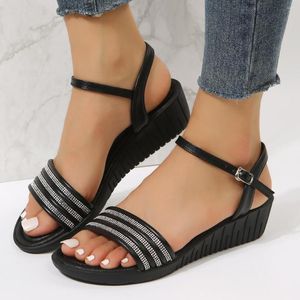 Zomer plus comfort vrouwen sandalen maat zachte zool vlakke strandschoenen casual wiggen dames gesloten teen sandala s 82 73 s