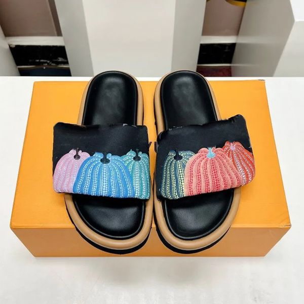 Été Piscine Oreiller Sandales Designer Diapositives Pantoufles De Plage Mode En Relief Plat Confort Mules Hommes Curseurs Rembourré Sangle Avant Noir Fuchsia Femmes Chaussures