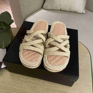 Zomer populaire dames sandalen 2024 mode luxe merk zakelijke werk recreatie reisbrief logo dames hoge hakken heren platte schoenen 24.4.6oox