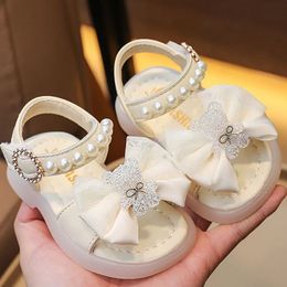 Sandales de princesse d'été pour bébés filles mignonnes ours arc fashion pour tout-petits softSoled Breathable Casual Infant 240430