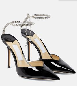 Escarpins d'été femme sandale sandales de designer de luxe Saeda 100mm talons hauts Blanc noir en cuir verni fête de mariage pompe à chaussures bout pointu sangle en cristal talons sexy