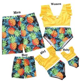Zomer ruche mouw badpakken look ananas volledige print gele sets familie matching badmode moeder dochter bikini 210417