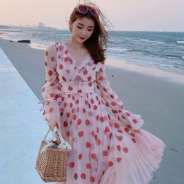 Robe d'été à fraises pour femmes, douce, manches longues évasées, col en v, Empire à lacets, maille transparente, robe de vacances rose