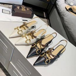Sandales d'été Designer Paris Métal Lettre Sandales Femmes Noir Blanc Chaussures Habillées Classique En Cuir Partie De Mariage Talons Tailles 34-41