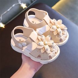 Sandalias de verano Niños Sweet Princess Fashion Fashion Cubling Toes Soft Nonslip Pink Flower Children Button Snap Button Flat informal Zapatos 240426