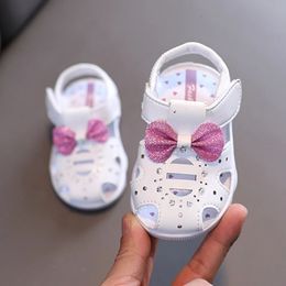 Zapatos de sandalias de verano lindos niños dulces niños leathers princesas para niñas bebés alucinable hojow out arco 240329