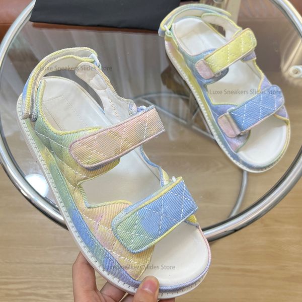 Sandales d'été Pantoufles Designers de luxe Bouts ronds Sandales de plage célèbres Femmes Chaussures décontractées avec boîte